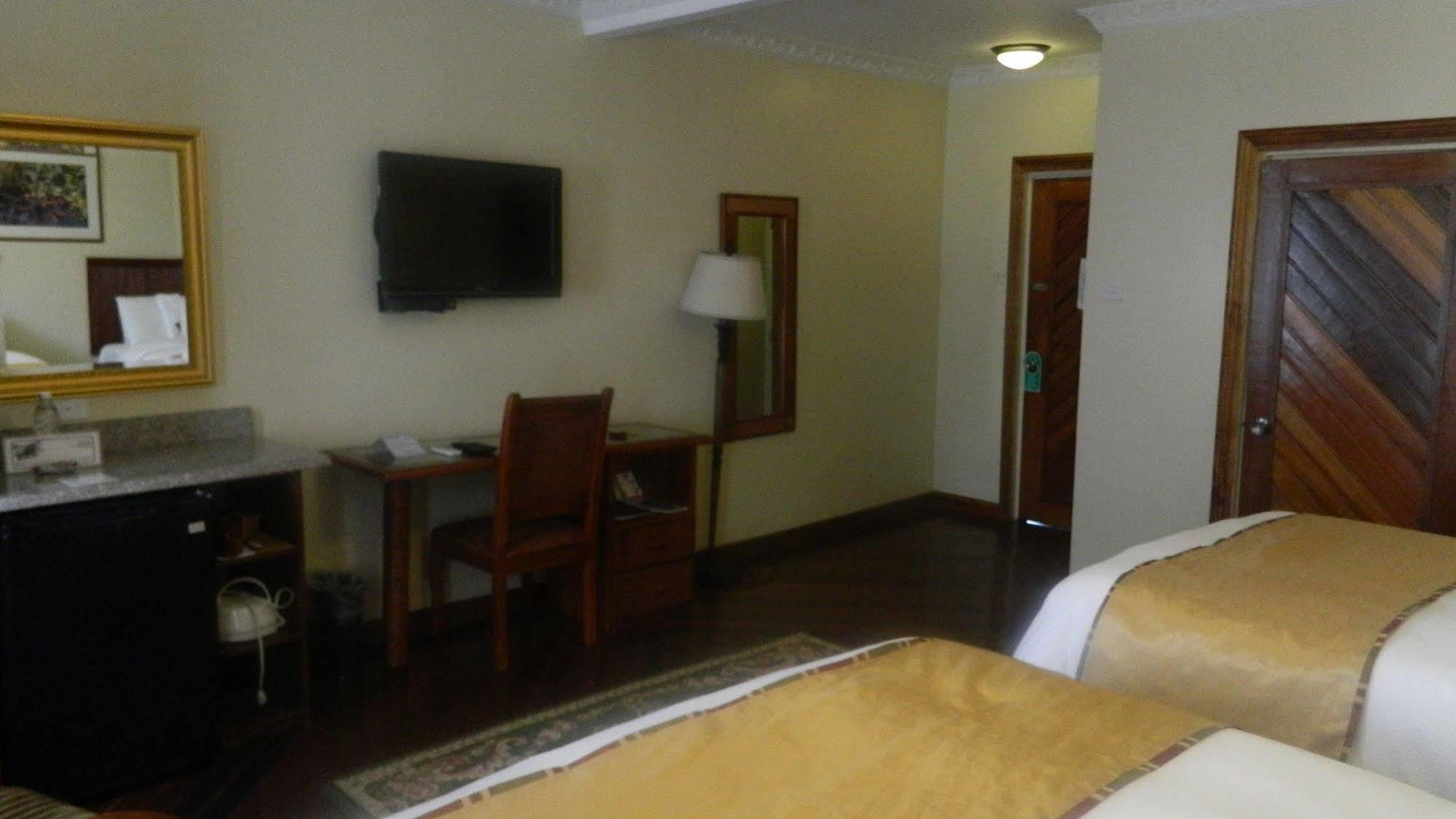 Cara Lodge Hotel Georgetown Buitenkant foto